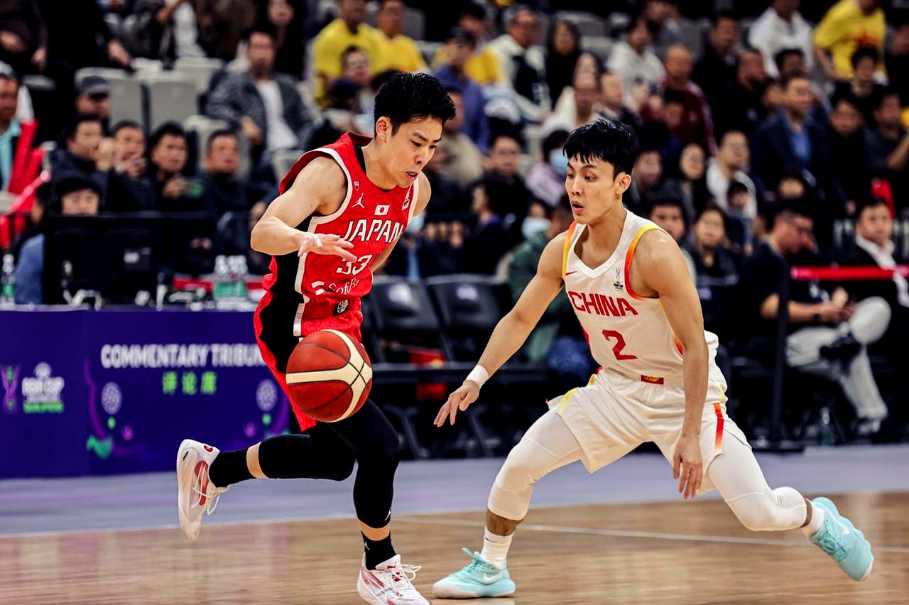 包含CBA季后赛今晨走向成谜，巴塞罗那防线松动，管理层满意，轮换策略成焦点的词条